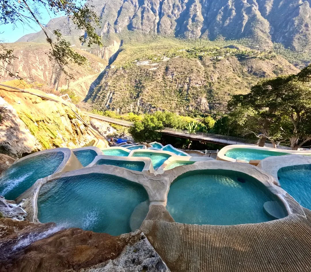Cañón de Tolantongo con cascada y vegetación