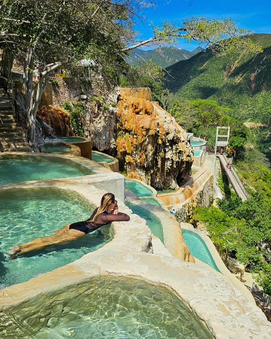 Visitante relajándose en las pozas termales
