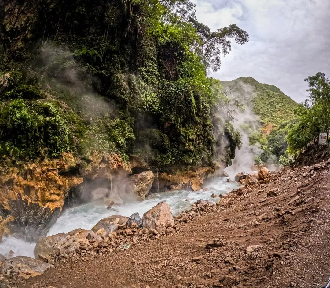 Vapor termal sobre el río en Tolantongo